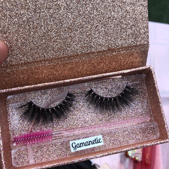 Lashes - Picture 5 of 8